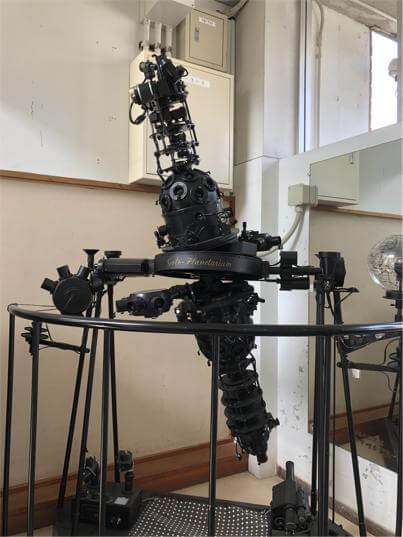 廊下にプラネタリウムの投影機